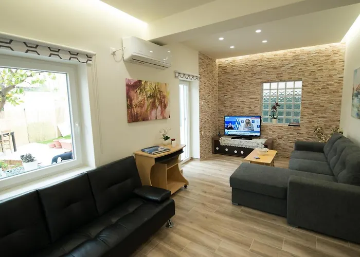 Two Bedroom Apartment With Hidden Garden